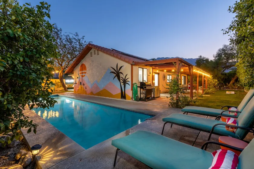 Luxury Poolside Retreat in Palm Springs - Image 1
