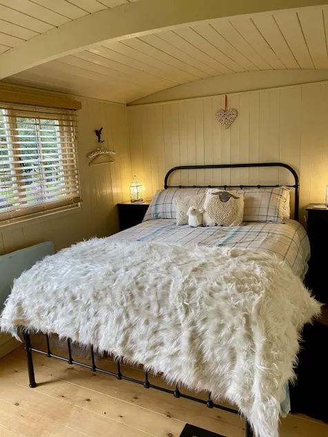 Luxury Self Contained Shepherds Hut - Double Bed - Image 1