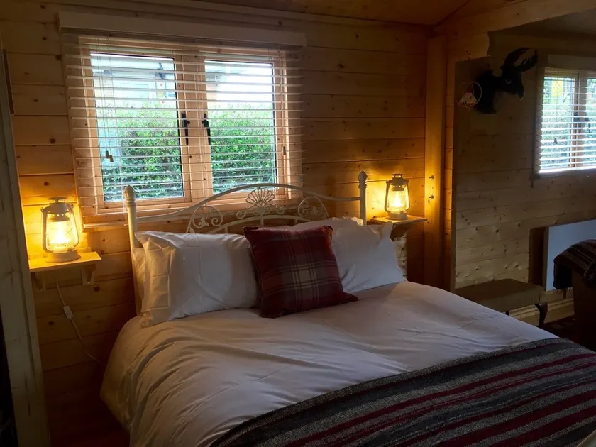Cosy Self Contained Cabin - sleeps 4 - Image 1