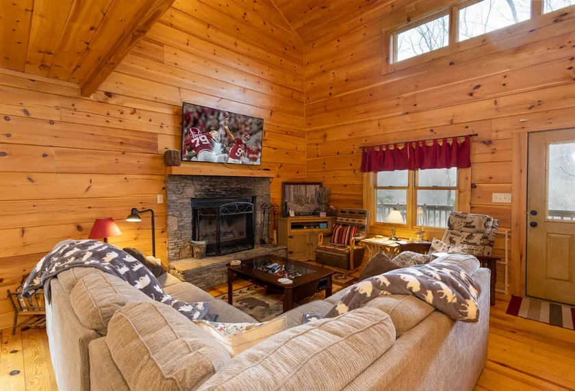 Rustic Cabin With Mountain Views - Image 1