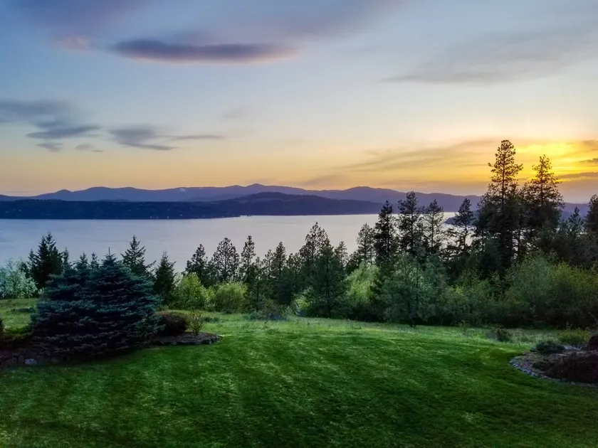 Cozy CDA Retreat 4BR Fire Pit Weekly Deals - Image 1