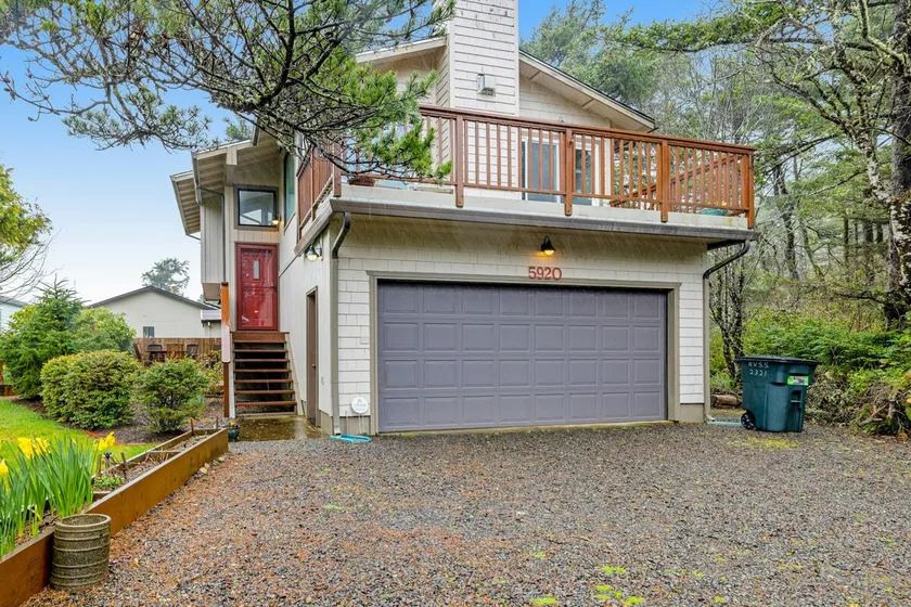 Spacious 3 Bedroom Beach House with 2 Fireplaces. - Image 1