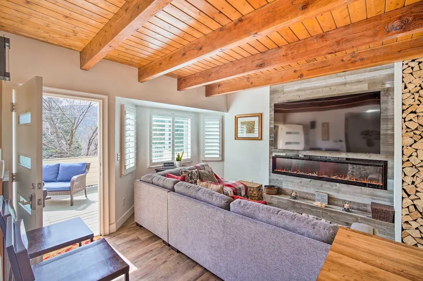 Crestline Cabin w/ Deck: 1 Mi to Lake Gregory - Image 1