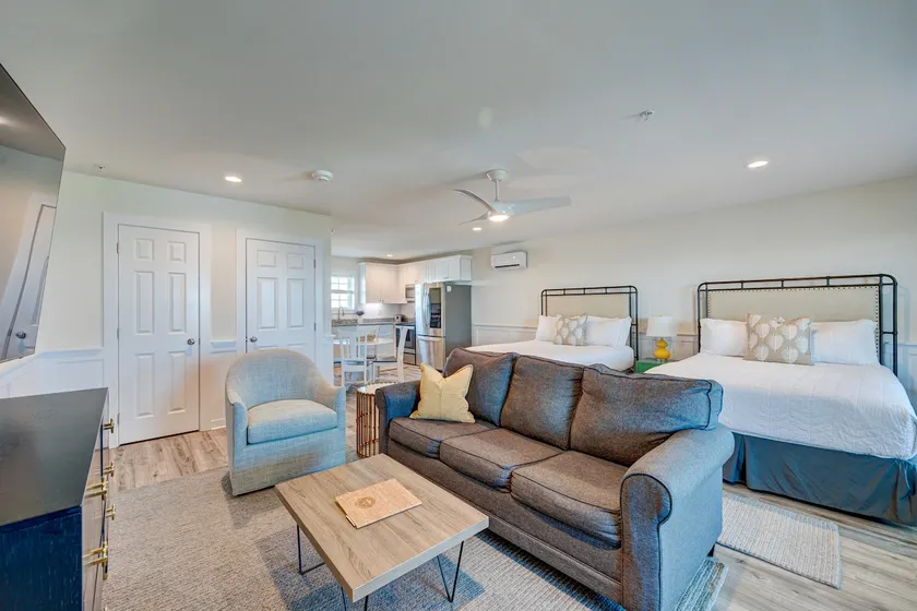 Saltwater Suites, 206 Queen 2nd Floor - Image 1