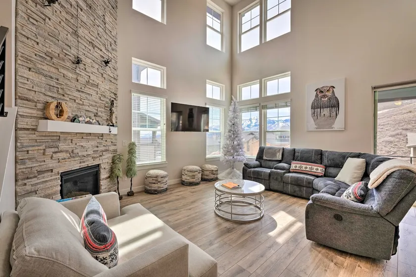 Inviting Hideout Townhome w/ Balcony & Lake Views! - Image 1