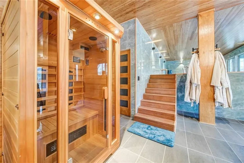 *Lakefront 5BR home*Indoor pool+sauna+game room - Image 1
