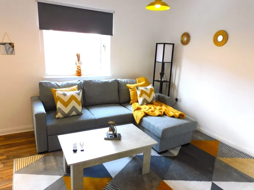 Newly refurbished 1 bed Apt in Hamilton Close to station and local amenities - Image 1
