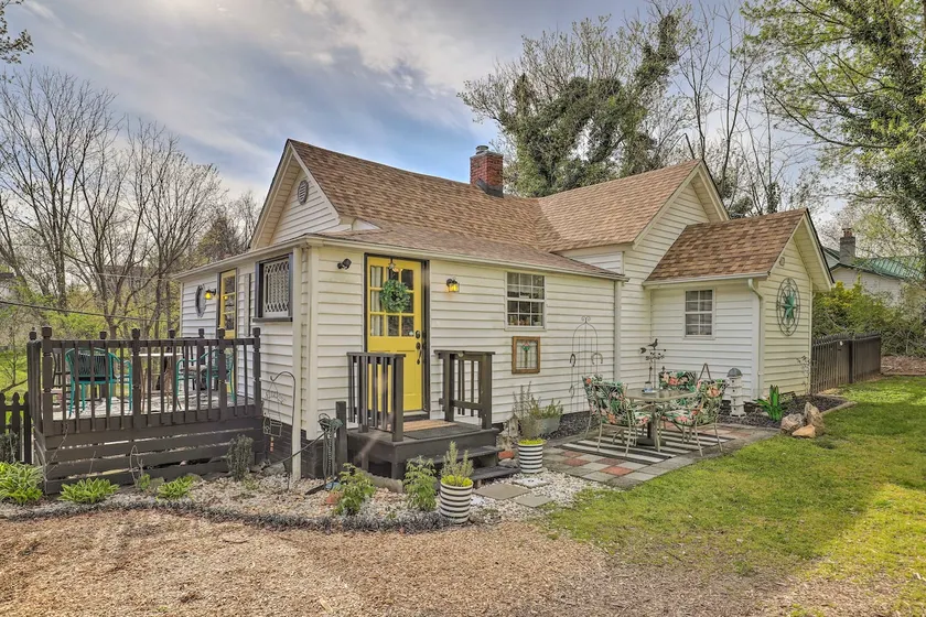 Stylish Woodfin Home w/ Backyard & Fire Pit - Image 1