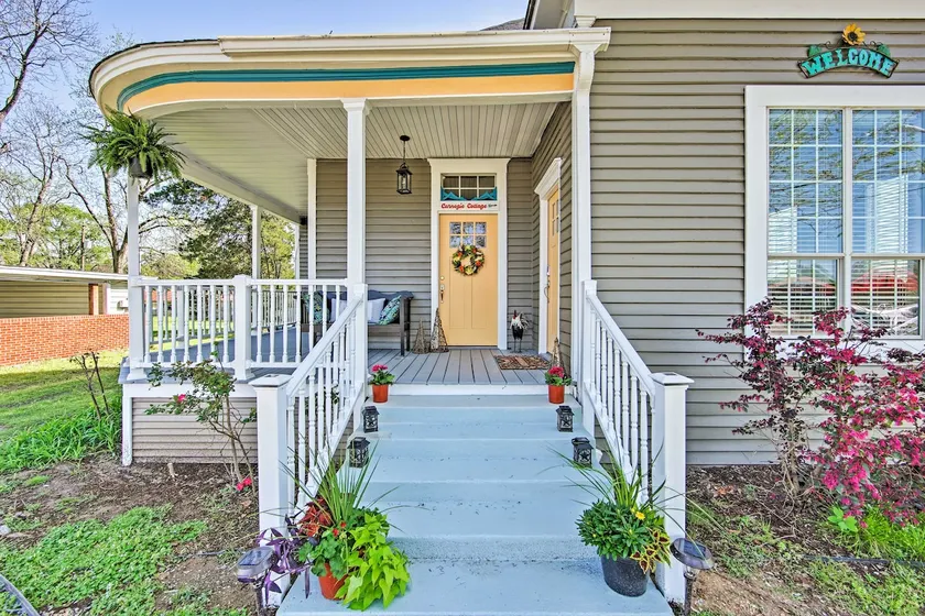 Renovated 'Carnegie Cottage' - Walk to Dtwn! - Image 1
