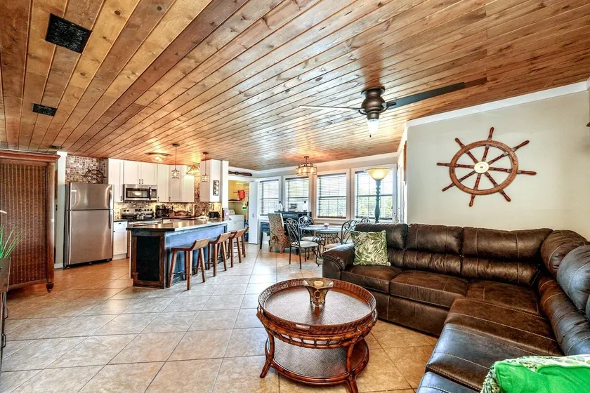 Captains Quarters *Heated Pool* Pet Friendly - Image 1