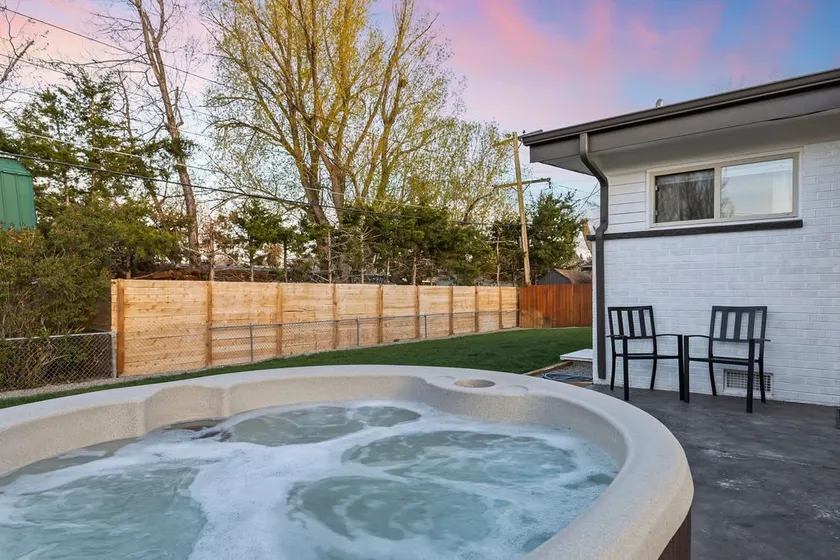 Sauna- Hot Tub- Garage Game Room- Outdoor Dining - Image 1