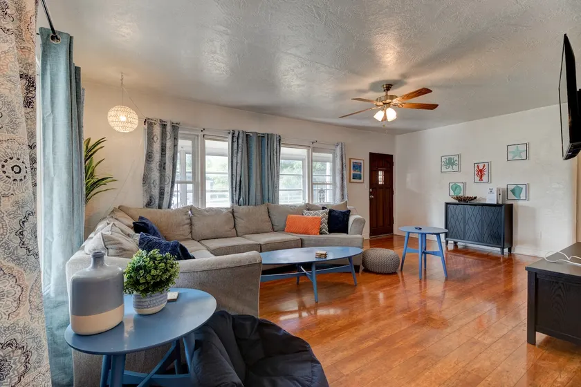 The Shark Shack-pet friendly, huge yard and ping pong - Image 1