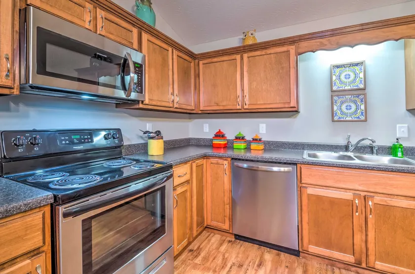 Pet-friendly Brownsville Retreat w/ Porch! - Image 1