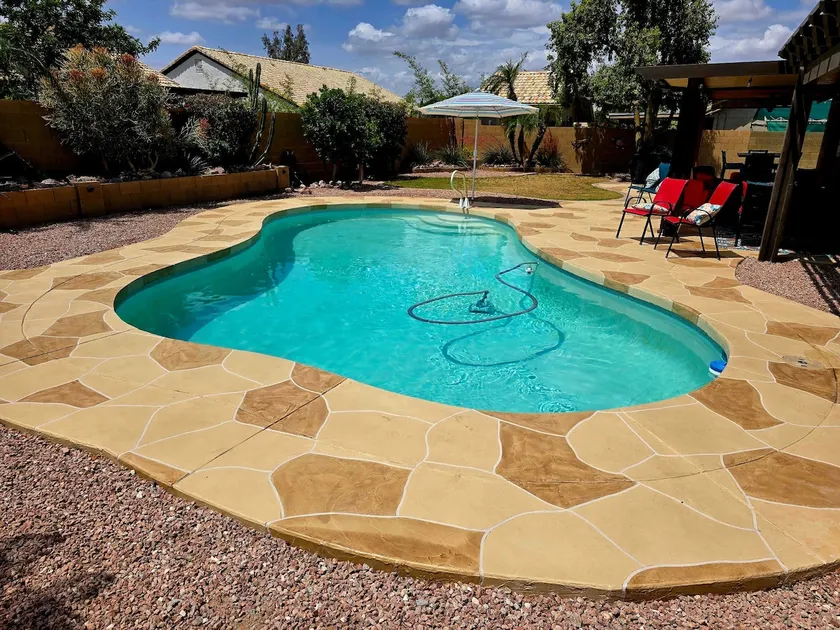 Cozy home with pool, fire table, BBQ, RV parking - Image 1
