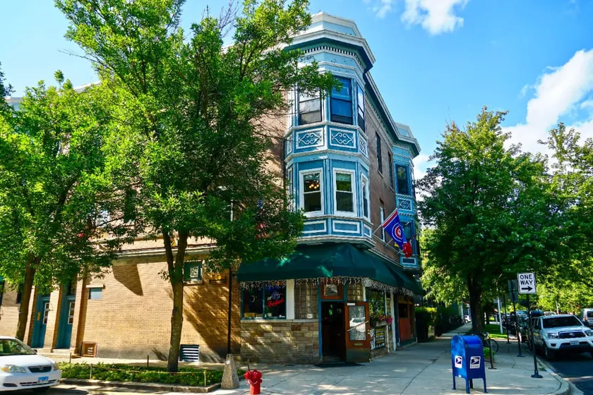 APT VIVANT, LUMINEUX ET AMUSANT. PRÈS DE WRIGLEY AU-DESSUS D'UN BAR! - Image 1