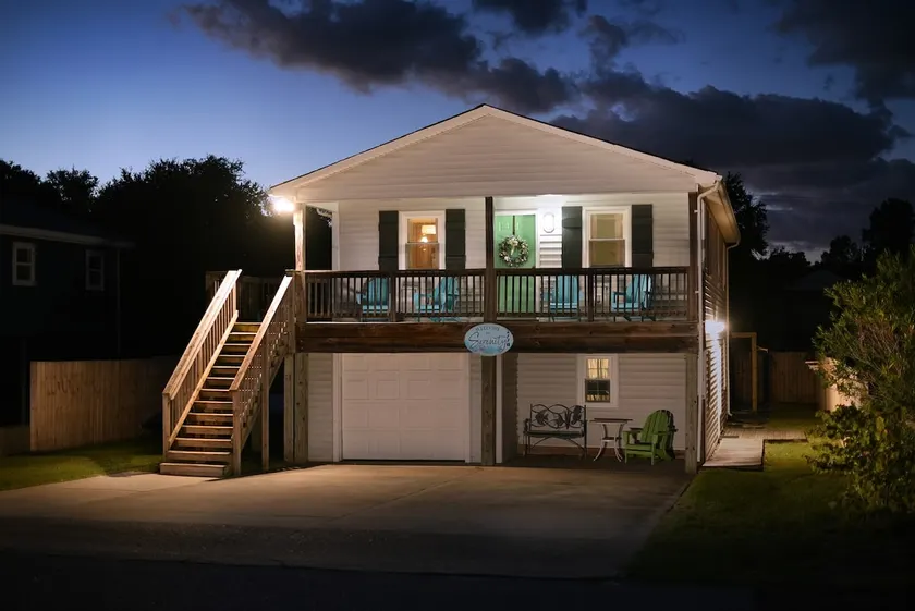 5 Bdrm, Hot Tub, Short Walk to Beach - Image 1