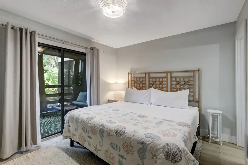Central Location: Pool, Minutes to Shops & Beach! - Image 1