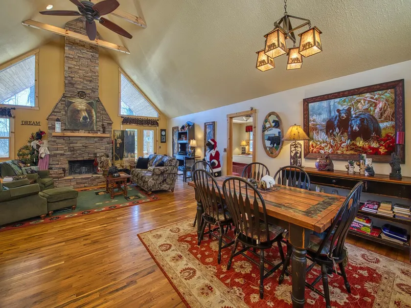 4 BD 3 BA Cabin, Private, Views, Winter Access, WIFI, Pet Friendly Sleeps 8 - Image 1