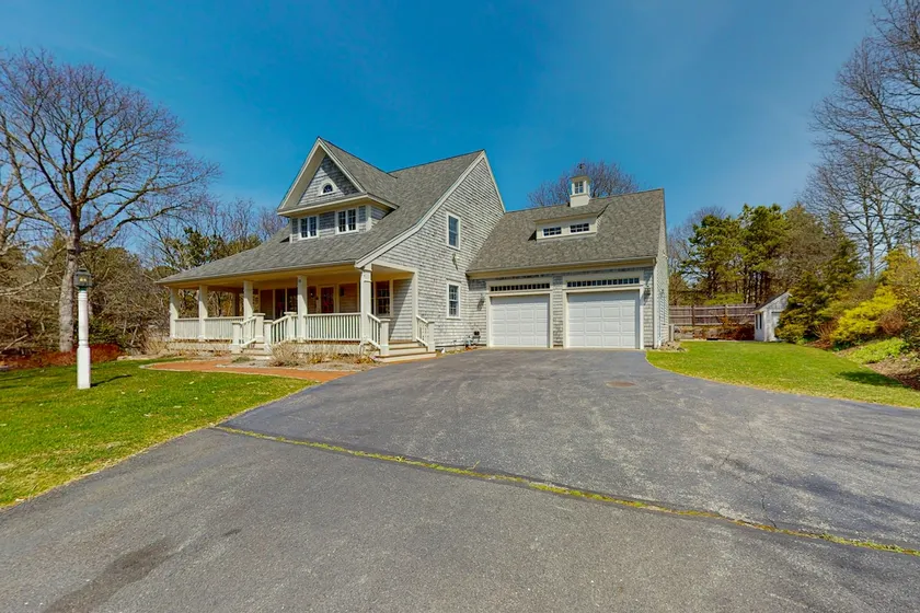 Idyllic Half-Acre Retreat with Central AC - Image 1