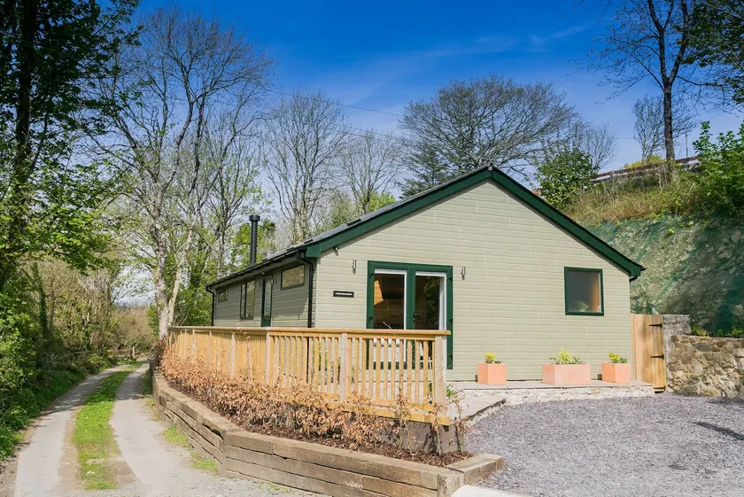 Scandi-style lodge in private woodland setting - Image 1