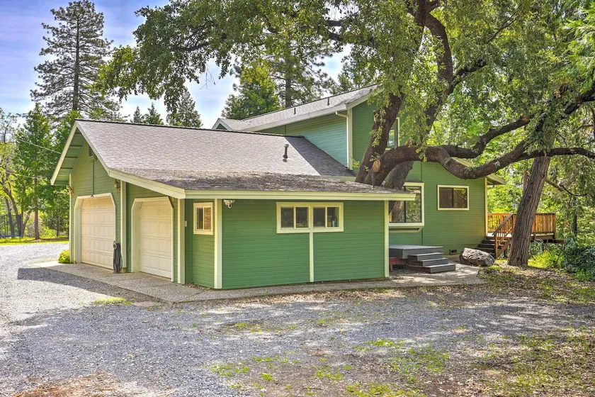 10 Acres w/ Stunning Views: Apple Hill Home! - Image 1
