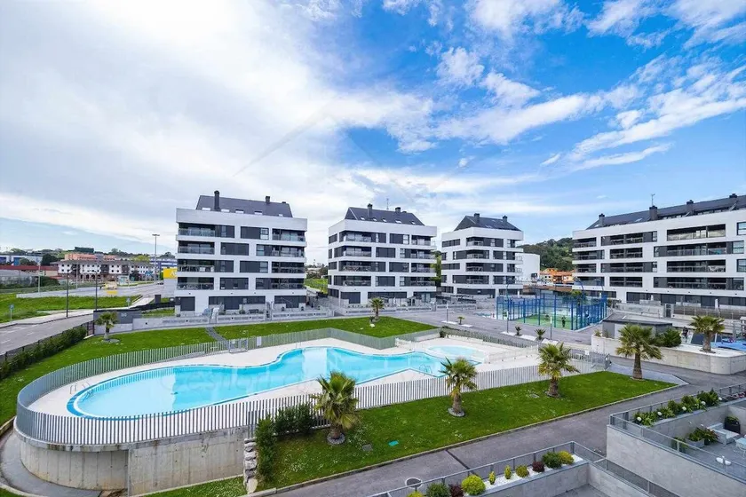 Miramar, in a residential development with a pool - Image 1