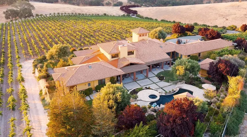 Dresser Winery Estate Villa - Pool, Hot Tub, Sauna on a Vineyard! 10 min to town - Image 1