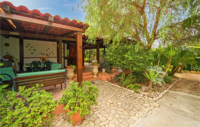 Beautiful Home in Menfi With Wifi and 3 Bedrooms - Image 1