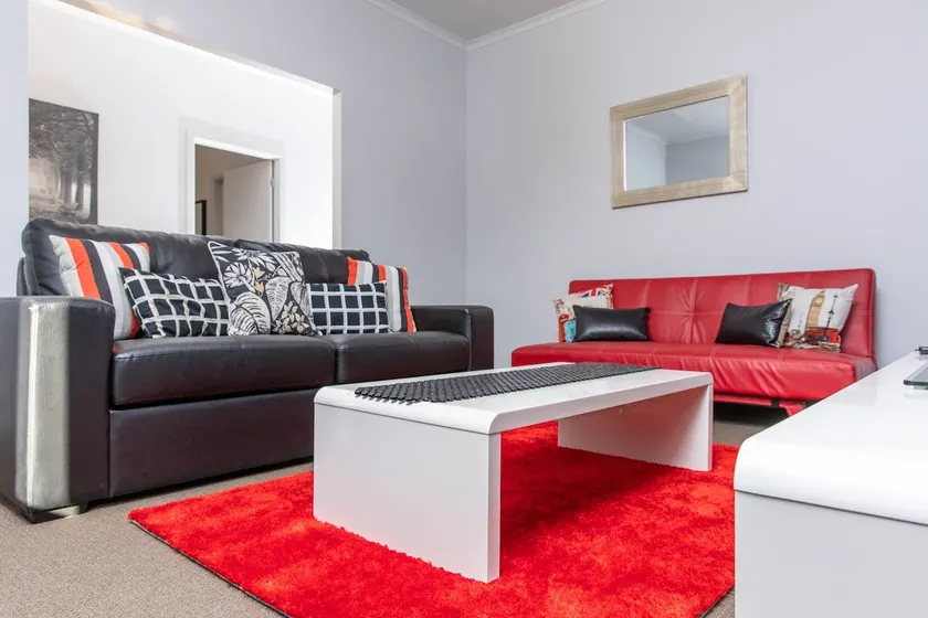 Riverview- Modern 3 Bedroom sleeps 2-8 - Image 1