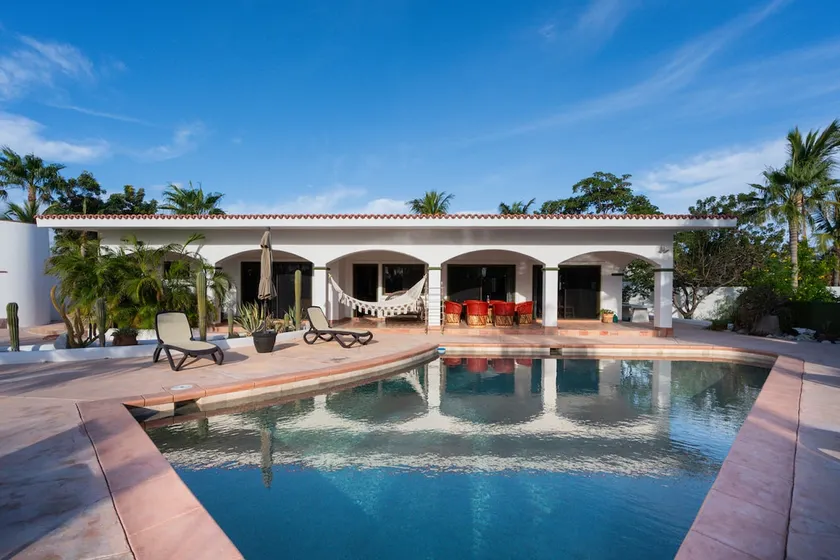 Pool Oasis Close to the Beach and Pickleball - Image 1