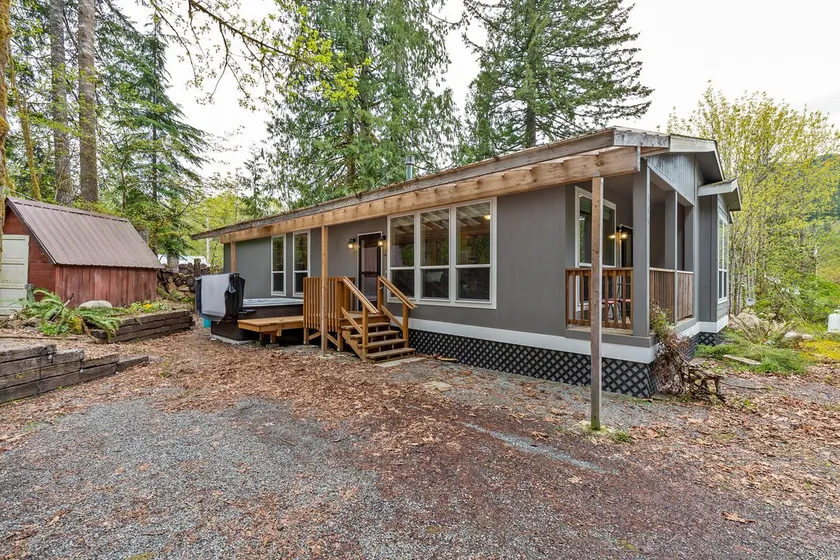 Hart Haus - spacious w/ hot tub, EV charger - Image 1