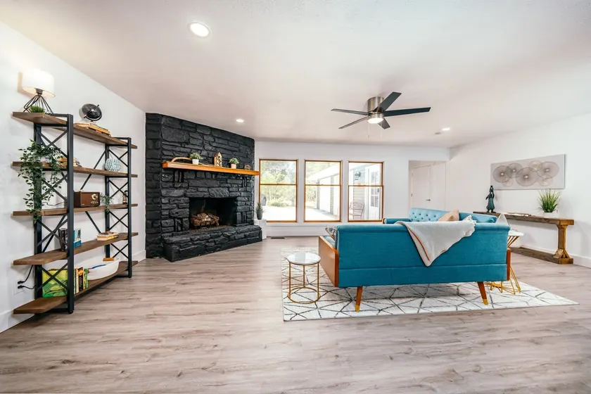 Hilltop Retreat, Bella Vista fenced, pet friendly - Image 1