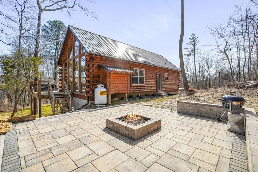 Spacious Cabin in Hocking Hills close to Caves.HotTub,Grill & 66 Acres of Hiking - Image 1
