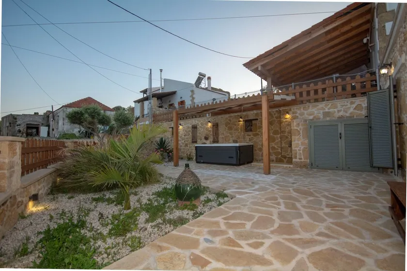 Pamelas House with Jacuzzi - Image 1