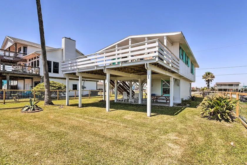 Gulf Coast Views! Coastal Winter Gem in Galveston - Image 1