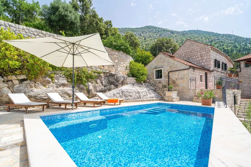 Espaciosa casa vacacional totalmente equipada con barbacoa, piscina privada y jardín - Image 1