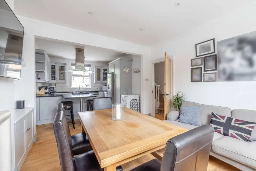 Cosy 3 Bed With Private Garden By Tempstay - Image 1