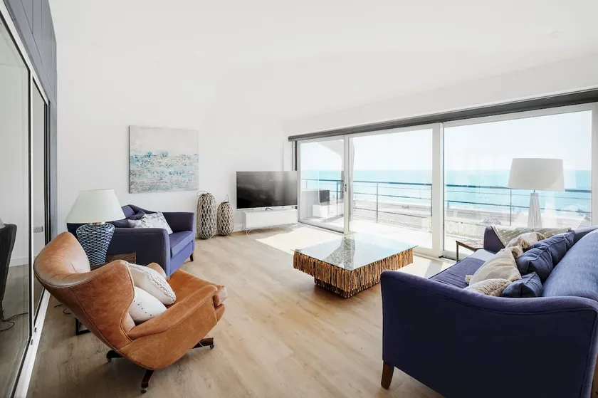 Modern beach apartment - Image 1