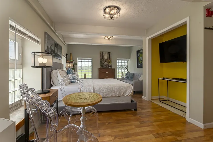 Modern Queen Suite Near SIU Carbondale - Image 1