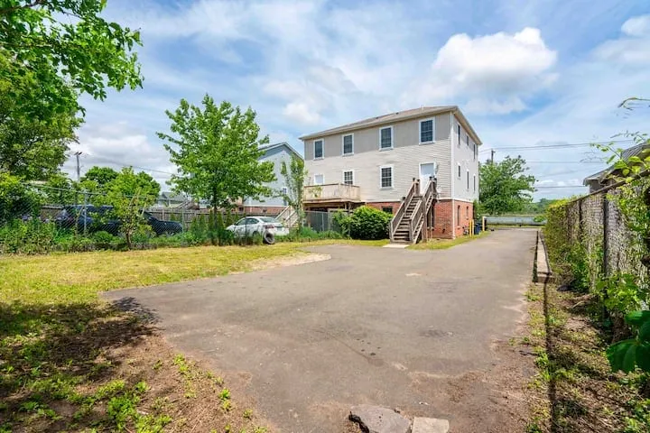 Gorgeous 3BR Waterfront Retreat | Yale & Downtown - Image 1