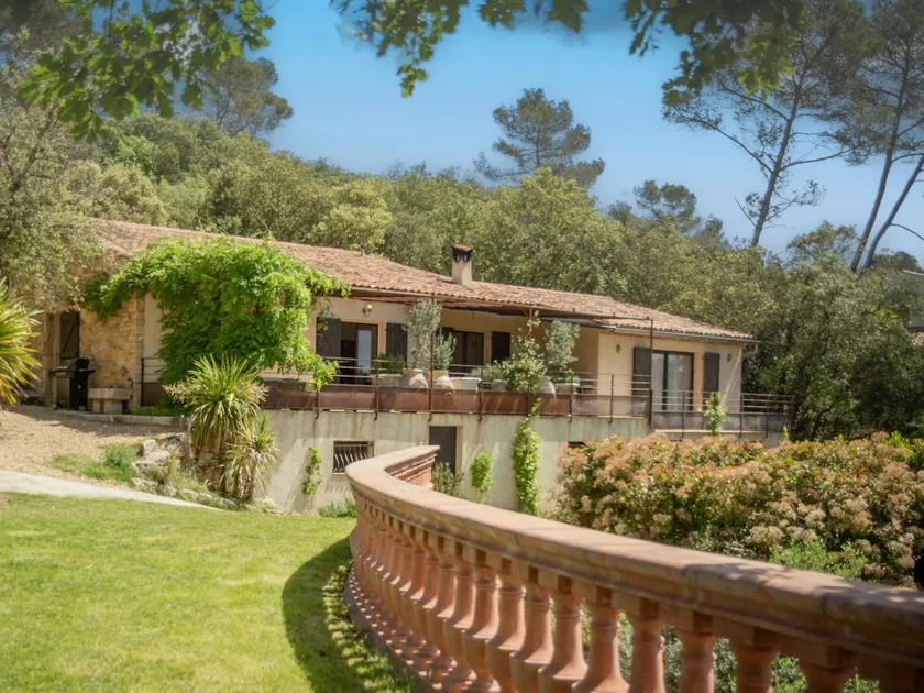 Luxury villa with pool and enclosed garden - Image 1