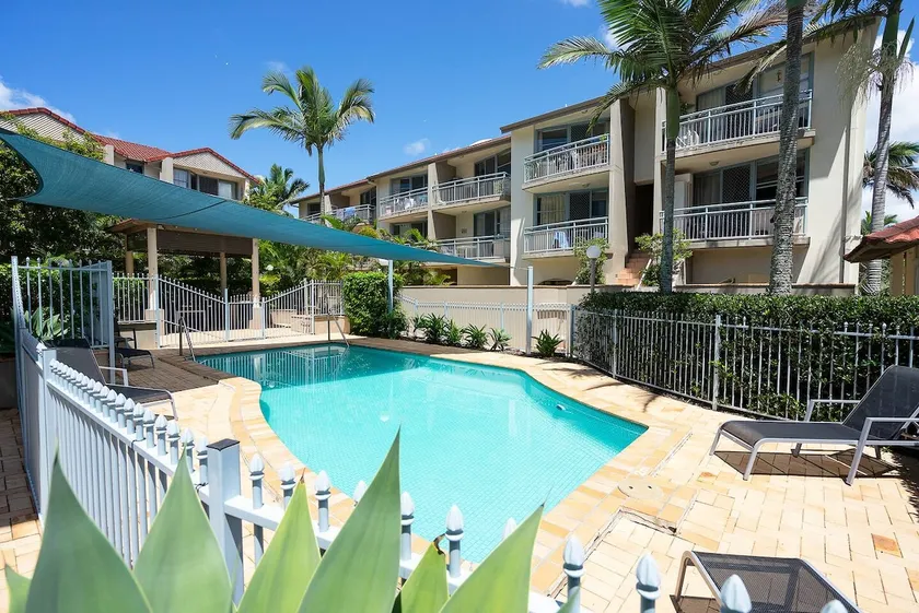 Hola Kirra - Ocean Blue Beachfront Oasis with Balcony - Image 1