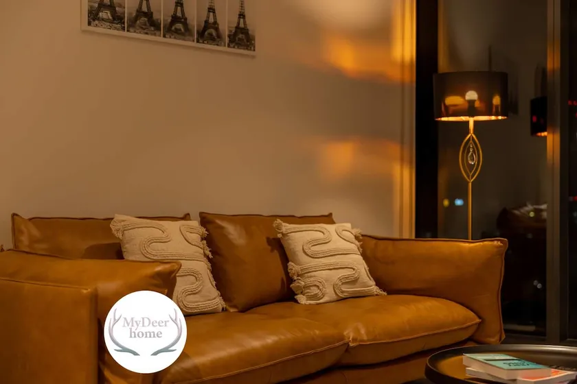 Pure Luxury Modern Apt Heart of CBD Lev 24 - Image 1