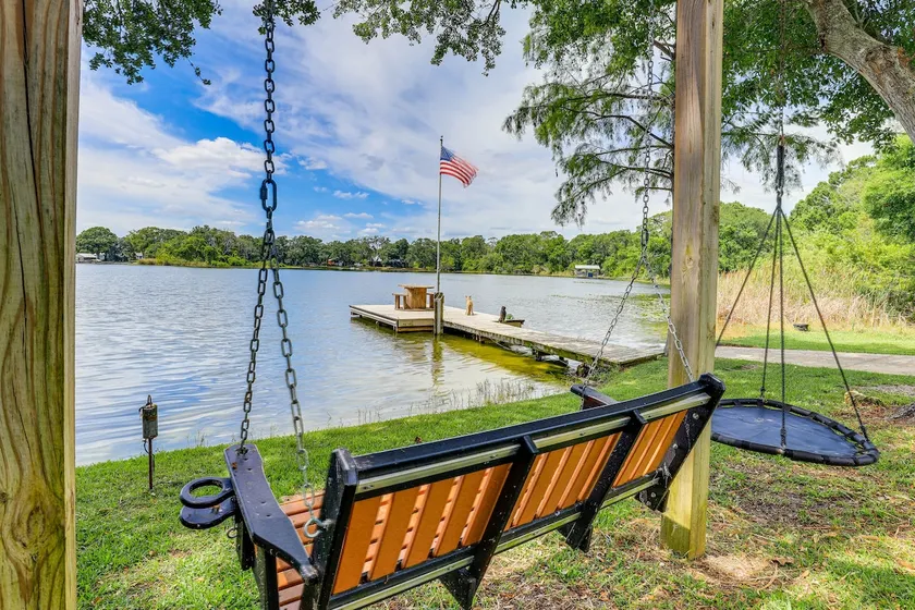 Private & Picturesque Escape on Lake Henry! - Image 1