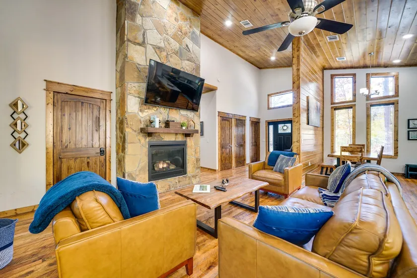 Furnished Deck, Hot Tub! Family Gem in Broken Bow - Image 1