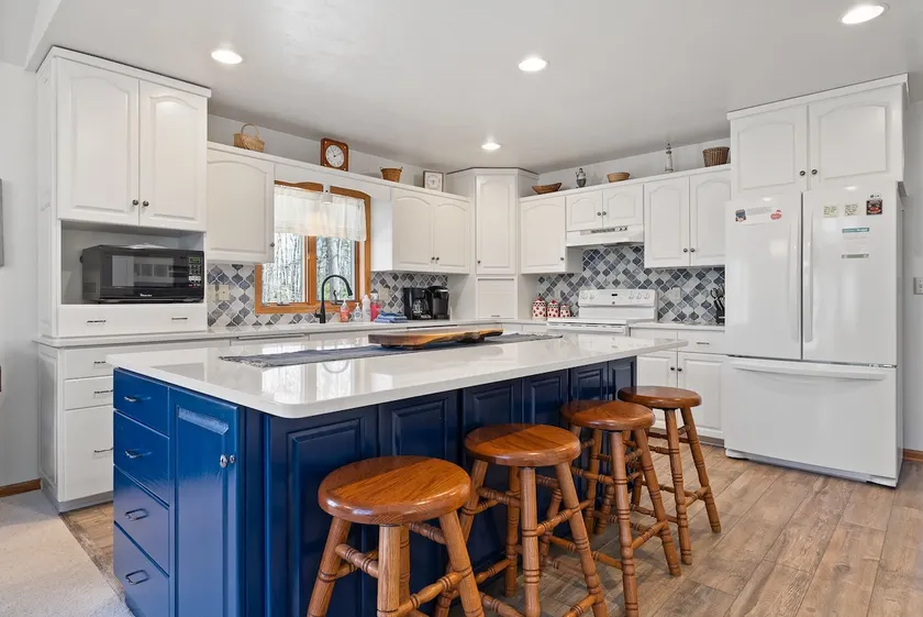 Newly updated, Starlink + pet friendly Fish Creek - Image 1
