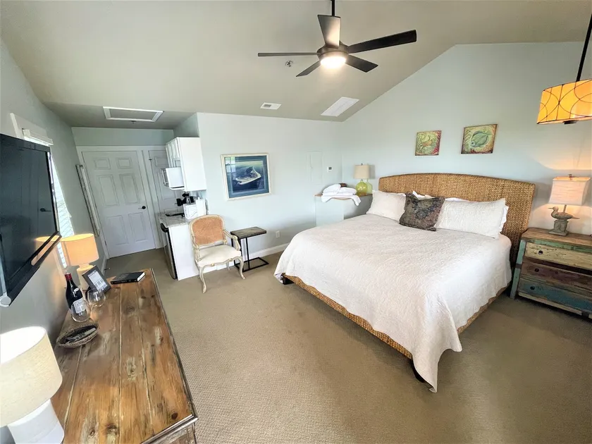 Comfortable 1-Bedroom Suite | Central Downtown, - Image 1