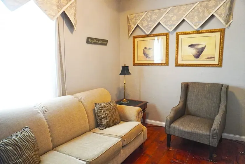 Caroline`s Place in Historic Roscoe Village - Image 1