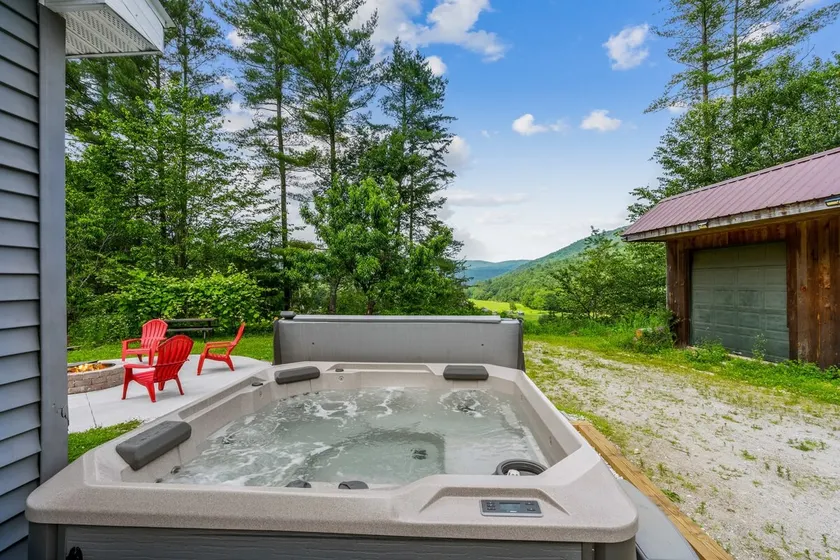 Blueberry Hill Escape Pet Friendly HotTub Fire pit - Image 1
