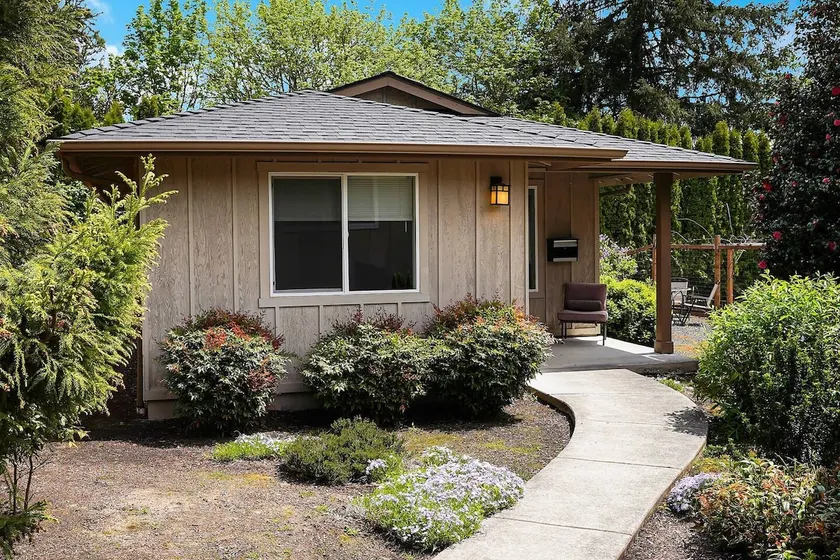 Private, sweet 2 bedroom cottage near hospital - Image 1